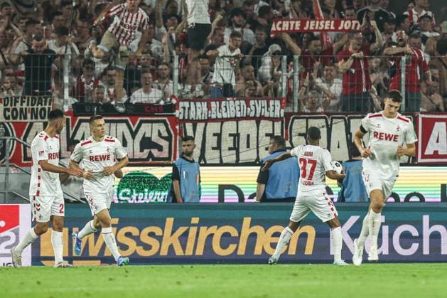 Fussball, 2.Bundesliga Saison 2024 2025 1.Spieltag 1.FC Köln - Hamburger SV 02.08.2024, RheinEnergieSTADION Torjubel 1.FC Köln nach dem Anschlusstreffer zum 1-2 durch Linton Maina (1.FC Köln, 37) die Spieler freuen sich Köln RheinEnergieSTADION Nordrhein-Westfahlen Deutschland
