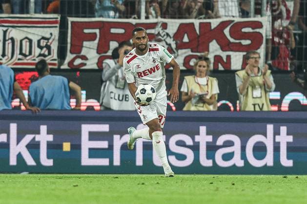 Fussball, 2.Bundesliga Saison 2024 2025 1.Spieltag 1.FC Köln - Hamburger SV 02.08.2024, RheinEnergieSTADION Torjubel 1.FC Köln nach dem Anschlusstreffer zum 1-2 durch Linton Maina (1.FC Köln, 37) die Spieler freuen sich Köln RheinEnergieSTADION Nordrhein-Westfahlen Deutschland
