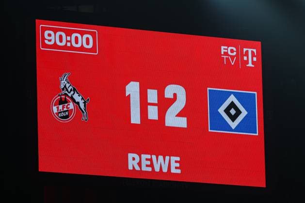 2. Bundesliga - 24 25 - 1. FC Köln - Hamburger SV am 02.08.2024 im RheinEnergieSTADION in Köln Anzeigetafel Videoleinwand mit dem offiziellen Endergebnis 1 zu 2