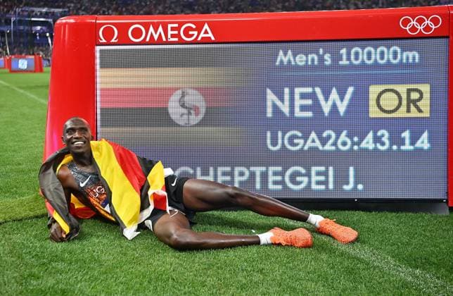 Bilder des Jahres 2024, Sport 08 August Sport Themen der Woche KW31 Highlight Bilder des Tages (240802) -- PARIS, Aug. 2, 2024 -- Joshua Cheptegei of Uganda poses with the scoreboard after the men s 10000m final of athletics at the Paris 2024 Olympic Games, Olympische Spiele, Olympia, OS in Paris, France, Aug. 2, 2024. ) (PARIS2024) FRANCE-PARIS-OLY-ATHLETICS-10000M-MEN SongxYanhua 