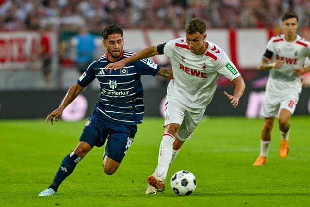 v. li. im Zweikampf Ludovit Reis (Hamburg 14) Luca Waldschmidt (Koeln 9) 02.08.2024 Fussball 1. FC Koeln vs Hamburger SV, Rheinenergiestadion, Koeln, DFB DFL REGULATIONS PROHIBIT ANY USE OF PHOTOGRAPHS AS IMAGE SEQUENCES AND OR QUASI-VIDEO NRW Germany