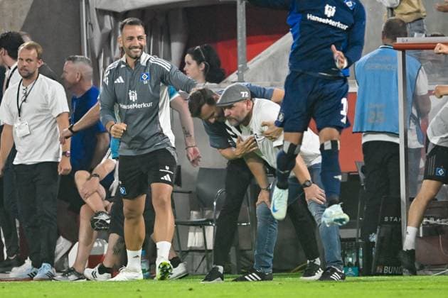 Trainer Steffen Baumgart (Hamburg) verharrt nach Spielende ohne Schlussjubel 02.08.2024 Fussball 1. FC Koeln vs Hamburger SV, Rheinenergiestadion, Koeln, DFB DFL REGULATIONS PROHIBIT ANY USE OF PHOTOGRAPHS AS IMAGE SEQUENCES AND OR QUASI-VIDEO NRW Germany