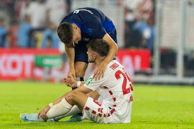 2. Fussball-Bundesliga: 1. FC Köln - Hamburger SV, 02.08.2024 Noah Katterbach (Hamburger SV, 33) tröstet Jan Thielmann (1. FC Köln, 29). 2. Fussball-Bundesliga, 1. FC Köln - Hamburger SV, 1. Spieltag, am 02.08.2024, RheinEnergie-Stadion, Köln DFL regulations prohibit any use of photographs as image sequences and or quasi-video