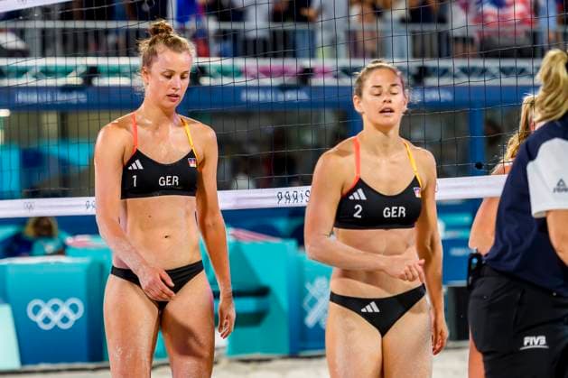 FRA, Olympische Sommerspiele Paris 2024, Beachvolleyball Damen Vorrunde - Gruppe C USA vs GER, Hughes Cheng (USA) vs Muller Tillmann (GER) 02.08.2024, Champ de Mars, Paris, FRA, Olympische Sommerspiele Paris 2024, Beachvolleyball Damen Vorrunde - Gruppe C USA vs GER, Hughes Cheng (USA) vs Muller Tillmann (GER) im Bild MULLER Svenja (GER) und TILLMANN Cinja(GER) verlieren