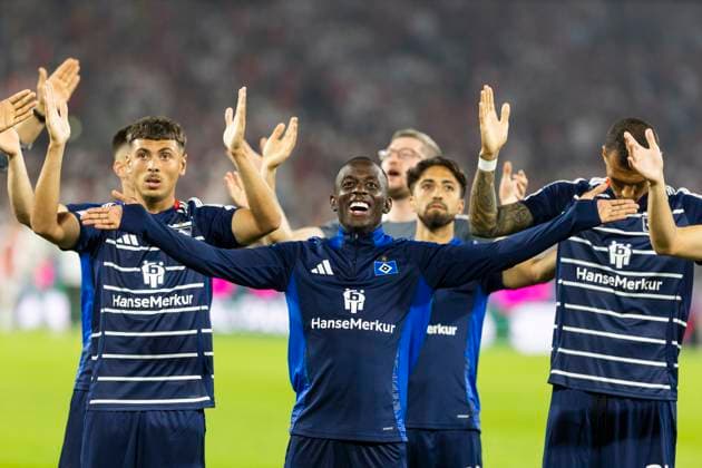 2. Fussball-Bundesliga: 1. FC Köln - Hamburger SV, 02.08.2024 Jean-Luc Dompe (Hamburger SV, 7) feiert zusammen mit seinen Teamkollegen den Sieg mit den Fans,. 2. Fussball-Bundesliga, 1. FC Köln - Hamburger SV, 1. Spieltag, am 02.08.2024, RheinEnergie-Stadion, Köln DFL regulations prohibit any use of photographs as image sequences and or quasi-video