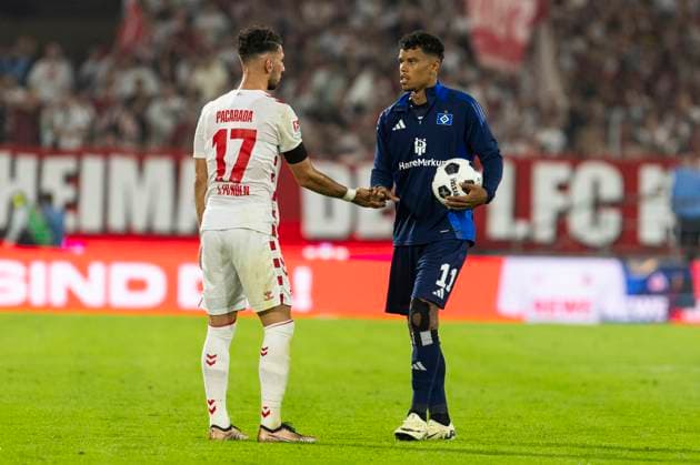 2. Fussball-Bundesliga: 1. FC Köln - Hamburger SV, 02.08.2024 Ransford Königsdörffer (Hamburger SV, 11) mit Leart Paqarada (1. FC Köln, 17). 2. Fussball-Bundesliga, 1. FC Köln - Hamburger SV, 1. Spieltag, am 02.08.2024, RheinEnergie-Stadion, Köln DFL regulations prohibit any use of photographs as image sequences and or quasi-video