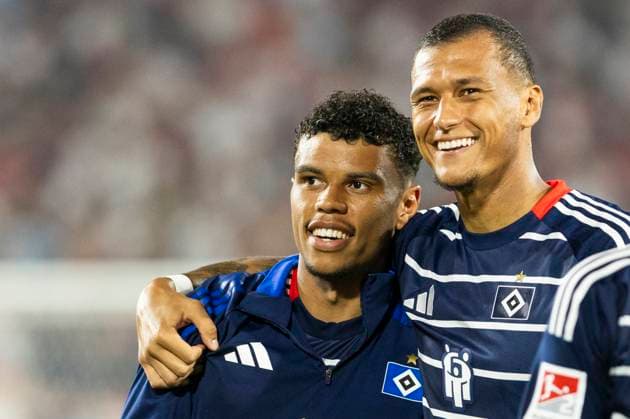 2. Fussball-Bundesliga: 1. FC Köln - Hamburger SV, 02.08.2024 Ransford Königsdörffer (Hamburger SV, 11) und Davie Selke (Hamburger SV, 27) lachen. 2. Fussball-Bundesliga, 1. FC Köln - Hamburger SV, 1. Spieltag, am 02.08.2024, RheinEnergie-Stadion, Köln DFL regulations prohibit any use of photographs as image sequences and or quasi-video