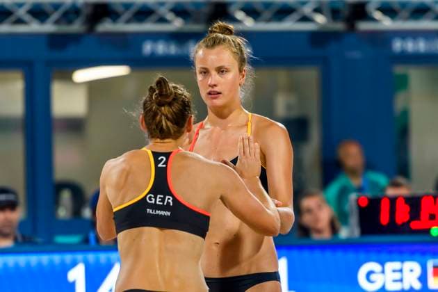 FRA, Olympische Sommerspiele Paris 2024, Beachvolleyball Damen Vorrunde - Gruppe C USA vs GER, Hughes Cheng (USA) vs Muller Tillmann (GER) 02.08.2024, Champ de Mars, Paris, FRA, Olympische Sommerspiele Paris 2024, Beachvolleyball Damen Vorrunde - Gruppe C USA vs GER, Hughes Cheng (USA) vs Muller Tillmann (GER) im Bild TILLMANN Cinja(GER) und MULLER Svenja (GER)