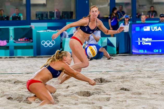 FRA, Olympische Sommerspiele Paris 2024, Beachvolleyball Damen Vorrunde - Gruppe C USA vs GER, Hughes Cheng (USA) vs Muller Tillmann (GER) 02.08.2024, Champ de Mars, Paris, FRA, Olympische Sommerspiele Paris 2024, Beachvolleyball Damen Vorrunde - Gruppe C USA vs GER, Hughes Cheng (USA) vs Muller Tillmann (GER) im Bild HUGHES Sara (USA) und CHENG (USA)