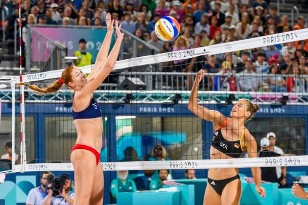 FRA, Olympische Sommerspiele Paris 2024, Beachvolleyball Damen Vorrunde - Gruppe C USA vs GER, Hughes Cheng (USA) vs Muller Tillmann (GER) 02.08.2024, Champ de Mars, Paris, FRA, Olympische Sommerspiele Paris 2024, Beachvolleyball Damen Vorrunde - Gruppe C USA vs GER, Hughes Cheng (USA) vs Muller Tillmann (GER) im Bild CHENG (USA) gegen TILLMANN Cinja(GER)