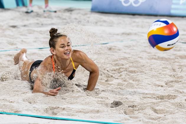 FRA, Olympische Spiele Paris 2024, Beachvolleyball Damen Vorrunde - Gruppe C, 02.08.2024 (USA) Cheng Kelly, Hughes sara vs (GER) Mueller Svenja, Tillmann Cinja Tillmann Cinja hechtet nach dem Ball FRA, Olympische Spiele Paris 2024, Beachvolleyball Damen Vorrunde - Gruppe C, 02.08.2024 Paris Copyright: xEibner-Pressefoto RogerxBuerkex EP_RBE