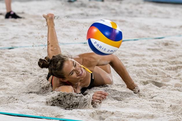 FRA, Olympische Spiele Paris 2024, Beachvolleyball Damen Vorrunde - Gruppe C, 02.08.2024 (USA) Cheng Kelly, Hughes sara vs (GER) Mueller Svenja, Tillmann Cinja Tillmann Cinja hechtet nach dem Ball FRA, Olympische Spiele Paris 2024, Beachvolleyball Damen Vorrunde - Gruppe C, 02.08.2024 Paris Copyright: xEibner-Pressefoto RogerxBuerkex EP_RBE