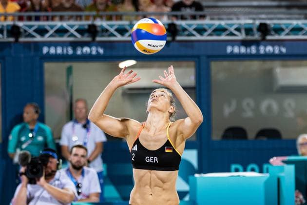 FRA, Olympische Spiele Paris 2024, Beachvolleyball Damen Vorrunde - Gruppe C, 02.08.2024 (USA) Cheng Kelly, Hughes sara vs (GER) Mueller Svenja, Tillmann Cinja Tillmann Cinja mit Ballkontakt FRA, Olympische Spiele Paris 2024, Beachvolleyball Damen Vorrunde - Gruppe C, 02.08.2024 Paris Copyright: xEibner-Pressefoto RogerxBuerkex EP_RBE