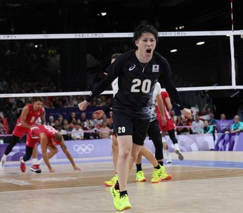 Japan celebrates a point in their match against USA in the Preliminary round of the Men s Volleyball at Porte De Versailles on the seventh day of the Paris Olympics on Friday, August 02, 2024.USA won the match 3 sets to one.  OLY202408021010 HUGOxPHILPOTT