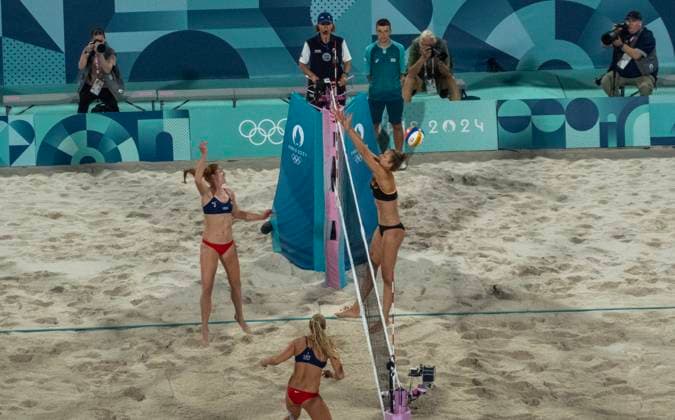 USA defeats Germany in Beach volleyball, Beachvolleyball at the Summer Olympic Games, Olympische Spiele, Olympia, OS in Paris, France, on Friday, August 2, 2024. The USA team (L) of Sara Hughes and Kelly Cheng won 2-0 over the German team of Svenja Muller and Cinja Tillman.  OLY20240802004 PATxBENIC