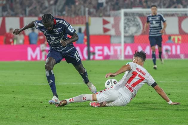 2. Bundesliga - 24 25 - 1. FC Köln - Hamburger SV am 02.08.2024 im RheinEnergieSTADION in Köln Bakery Jatta (Hamburg 18) gegen Leart Pacarada (Koeln 17)