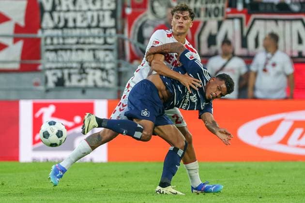 2. Bundesliga - 24 25 - 1. FC Köln - Hamburger SV am 02.08.2024 im RheinEnergieSTADION in Köln Julian Pauli (Koeln 24) gegen Ransford Königsdörffer Koenigsdoerffer Konigsdorffer (Hamburg 11)