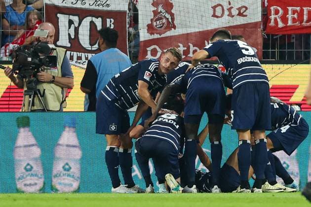 2. Bundesliga - 24 25 - 1. FC Köln - Hamburger SV am 02.08.2024 im RheinEnergieSTADION in Köln Jubel, Torjubel, Torschuetze, Torschütze Ransford Königsdörffer Koenigsdoerffer Konigsdorffer (Hamburg 11) jubelt nach seinem Tor zum 0 zu 2 mit der Mannschaft