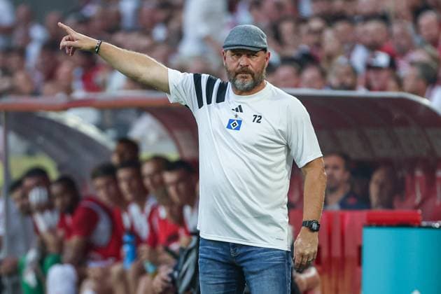 2. Bundesliga - 24 25 - 1. FC Köln - Hamburger SV am 02.08.2024 im RheinEnergieSTADION in Köln Trainer Steffen Baumgart (Hamburg) gestikuliert