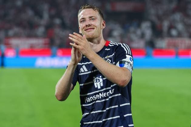 2. Bundesliga - 24 25 - 1. FC Köln - Hamburger SV am 02.08.2024 im RheinEnergieSTADION in Köln Sebastian Schonlau (Hamburg 4) jubelt und freut sich über den Sieg