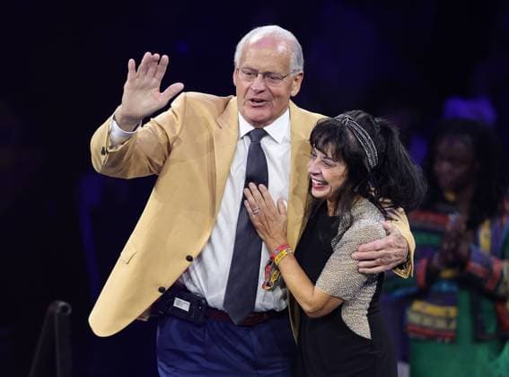 Bilder des Jahres 2024, Sport 08 August Sport Themen der Woche KW31 Sport Bilder des Tages 2024 Pro Football Hall of Fame inductee Randy Gradishar celebrates with his wife Beth after receiving his gold jacket from hall of famer Steve Atwater during the gold jacket ceremony in Canton, Ohio, on Friday, August 2, 2024.  CAN20240802113 AARONxJOSEFCZYK