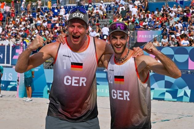 Olympische Spiele Beach volleyball, Beachvolleyball ; Paris 03.08.2024 Vorrunde, Herren, GER_POL, Nils Ehlers (1, GER), Clemens Wickler (2, GER), Copyright: xBEAUTIFULxSPORTS TomxBlochx