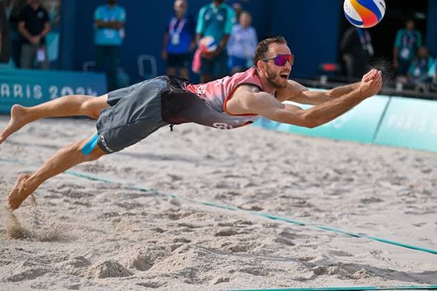 Olympische Spiele Beach volleyball, Beachvolleyball ; Paris 03.08.2024 Vorrunde, Herren, GER_POL, Nils Ehlers (1, GER), Clemens Wickler (2, GER), Copyright: xBEAUTIFULxSPORTS TomxBlochx
