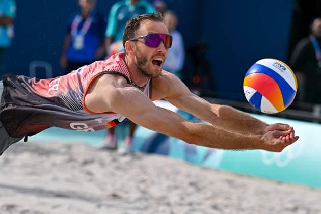 Olympische Spiele Beach volleyball, Beachvolleyball ; Paris 03.08.2024 Vorrunde, Herren, GER_POL, Nils Ehlers (1, GER), Clemens Wickler (2, GER), Copyright: xBEAUTIFULxSPORTS TomxBlochx