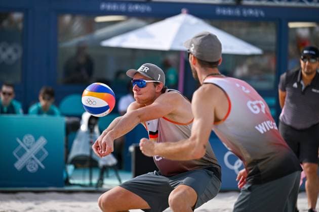 Olympische Spiele Beach volleyball, Beachvolleyball ; Paris 03.08.2024 Vorrunde, Herren, GER_POL, Nils Ehlers (1, GER), Clemens Wickler (2, GER), Copyright: xBEAUTIFULxSPORTS TomxBlochx