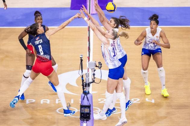 PARIS - Alondra Denis Tapia Cruz, Nika Daalderop, Juliet Lohuis, Celeste Plak (lr) during the group match between the Netherlands and the Dominican Republic of the volleyball tournament during the Olympic Games, Olympische Spiele, Olympia, OS ANP KOEN VAN WEEL xVIxANPxSportx xxANPxIVx 504984942 originalFilename: 504984942.jpg