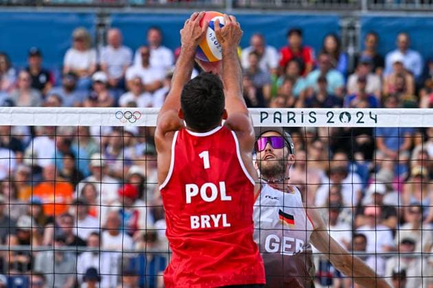 Olympische Spiele Beach volleyball, Beachvolleyball ; Paris 03.08.2024 Vorrunde, Herren, GER_POL, Clemens Wickler (2, GER), 1 Michal Bryl POL Copyright: xBEAUTIFULxSPORTS TomxBlochx