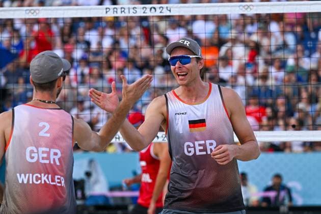 Olympische Spiele Beach volleyball, Beachvolleyball ; Paris 03.08.2024 Vorrunde, Herren, GER_POL, Nils Ehlers (1, GER), Clemens Wickler (2, GER), Copyright: xBEAUTIFULxSPORTS TomxBlochx