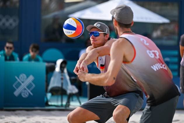 Olympische Spiele Beach volleyball, Beachvolleyball ; Paris 03.08.2024 Vorrunde, Herren, GER_POL, Nils Ehlers (1, GER), Clemens Wickler (2, GER), Copyright: xBEAUTIFULxSPORTS TomxBlochx
