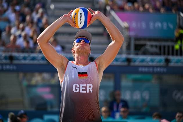 Olympische Spiele Beach volleyball, Beachvolleyball ; Paris 03.08.2024 Vorrunde, Herren, GER_POL, Nils Ehlers (1, GER), Copyright: xBEAUTIFULxSPORTS TomxBlochx