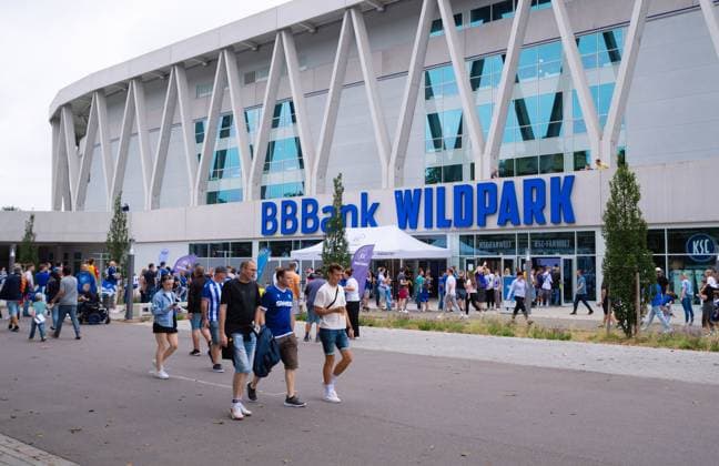 Fans des Karlsruher SC vor dem Wildparkstadion, 2. Bundesliga, Karlsruher SC vs 1. FC Nuernberg, BBBank Wildpark am 03. August 2024 in Karlsruhe, Deutschland. (Foto von Silas Schueller DeFodi Images) fans of Karlsruher SC walk in front of the stadium, 2. Bundesliga, Karlsruher SC vs 1. FC Nuernberg, BBBank Wildpark on August 3, 2024 in Karlsruhe, Germany. (Photo by Silas Schueller DeFodi Images) Defodi-738_738_KSCFCN_20240803_120