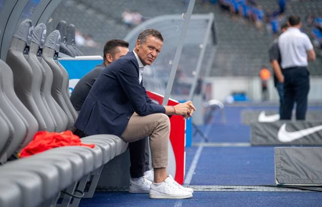 Fussball, Herren, Saison 2024 2025, 2. Bundesliga (1. Spieltag), Hertha BSC - SC Paderborn, v.l. Teammanager Maximilian Fürst (Hertha BSC), Geschäftsführer Thomas E. Herrich (Hertha BSC) auf der Bank, 03.08. 2024,