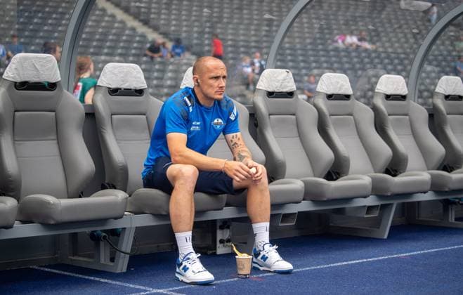 Fussball, Herren, Saison 2024 2025, 2. Bundesliga (1. Spieltag), Hertha BSC - SC Paderborn, Sven Michel (SC Paderborn) vor dem Spiel auf der Bank, 03.08. 2024,