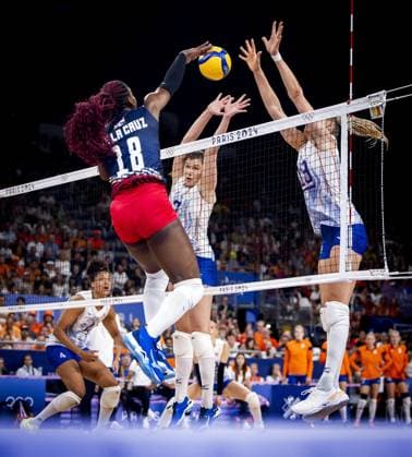 PARIS - Juliet Lohuis and Nika Daalderop during the group match between the Netherlands and the Dominican Republic of the volleyball tournament during the Olympic Games, Olympische Spiele, Olympia, OS ANP KOEN VAN WEEL xVIxANPxSportx xxANPxIVx 504992499 originalFilename: 504992499.jpg