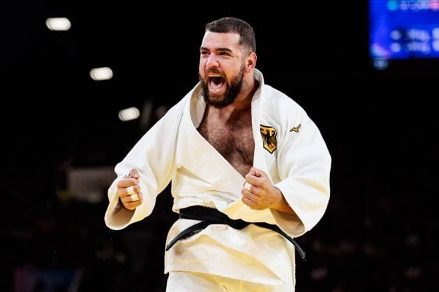 Bilder des Jahres 2024, Sport 08 August Sport Themen der Woche KW31 FRA, Paris, Olympischen Spiele Paris 2024, (03.08.2024, (Judo Mixed Team Viertelfinale, Champ de Mars Arena) Erik Abramov (Deutschland, weiss, +90kg) jubelt nach dem Sieg *** FRA, Paris, Olympic Games Paris 2024, 03 08 2024, Judo Mixed Team Quarterfinals, Champ de Mars Arena Erik Abramov Germany, white, 90kg cheers after the victory Copyright: HMBxMedia SteffiexWunderl