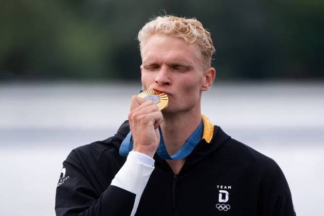 Bilder des Jahres 2024, Sport 08 August Sport Themen der Woche KW31 ZEIDLER Oliver (Deutschland) jubelt auf dem Podium bei der Siegerehrung ueber den Sieg, FRA, Olympische Spiele Paris 2024, Rudern, Herren Einer Finale, 03.08.2024 FRA, Olympische Spiele Paris 2024, Rudern, Herren Einer Finale, 03.08.2024 Vaires sur Marne *** ZEIDLER Oliver Germany celebrates victory on the podium at the award ceremony, FRA, Olympic Games Paris 2024, Rowing, Mens Single Final, 03 08 2024 FRA, Olympic Games Paris 2024, Rowing, Mens Single Final, 03 08 2024 Vaires sur Marne Copyright: xEibner-Pressefoto Memmlerx EP_MMR