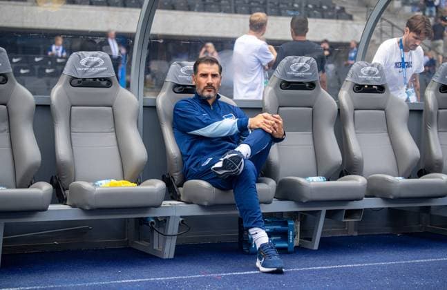 Fussball, Herren, Saison 2024 2025, 2. Bundesliga (1. Spieltag), Hertha BSC - SC Paderborn, Trainer Cristian Fiel (Hertha BSC) auf der Bank, 03.08. 2024,