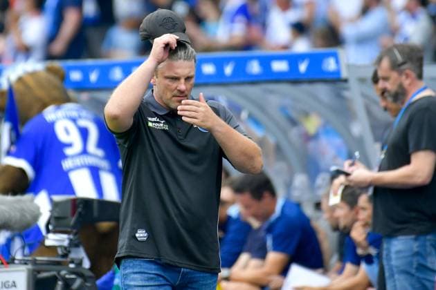 03.08.2024, xlakx, Fussball 2.Bundesliga, Hertha BSC Berlin - SC Paderborn emspor, v.l. Lukas Kwasniok (SC Paderborn 07 Trainer),gibt Anweisungen, gestikuliert mit den Armen, gesticulate, gives instructions (DFL DFB REGULATIONS PROHIBIT ANY USE OF PHOTOGRAPHS as IMAGE SEQUENCES and or QUASI-VIDEO) Daniel Lakomski JAN Huebner Berlin