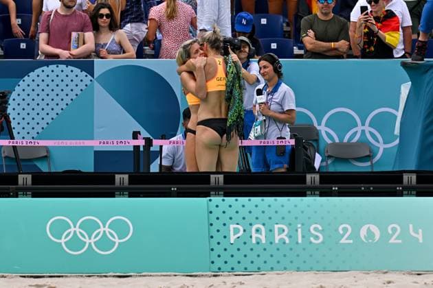 Olympische Spiele Beach volleyball, Beachvolleyball ; Paris 03.08.2024 Vorrunde, Frauen, GER-ESP, Laura Ludwig (1, GER), Louisa Lippmann (2, GER), Umarmung statt Interview, Copyright: xBEAUTIFULxSPORTS TomxBlochx