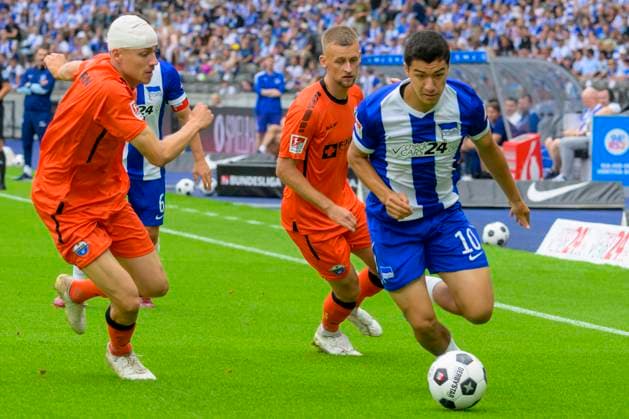 GER, Berlin, Fussball, Hertha BSC vs SC Paderborn, 2. Bundesliga, Olympiastadion, 03.08.2024, v.l. Filip Bilbija (SC Paderborn 07), Felix Goetze (SC Paderborn 07), Ibrahim Maza (Hertha 10), Zweikampf, Action, Kampf, kaempft um den Ball, dfl-dfb-regulations-prohibit-any-use-of-photographs-as-image-sequences-and-or-quasi-video