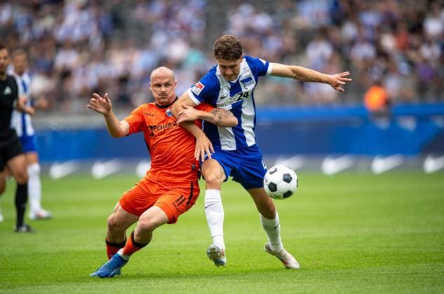 Fussball, Herren, Saison 2024 2025, 2. Bundesliga (1. Spieltag), Hertha BSC - SC Paderborn, v.l. Sven Michel (SC Paderborn), Linus Gechter (Hertha BSC), 03.08. 2024,