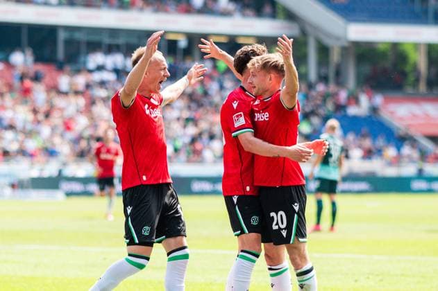 03.08.2024 - Fußball, 2024 2025, 2. Bundesliga, 1. Spieltag, Hannover 96 - SSV Jahn Regensburg: (R) Jannik Dehm (Hannover) jubelt nach seinem Tor zum 2:0 mit (L-M) Havard Nielsen (Hannover), Jannik Rochelt (Hannover) DFL REGULATIONS PROHIBIT ANY USE OF PHOTOGRAPHS AS IMAGE SEQUENCES AND OR QUASI-VIDEO.