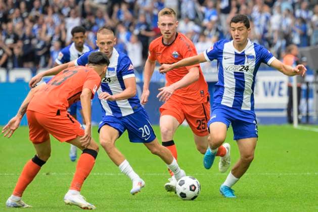 GER, Berlin, Fussball, Hertha BSC vs SC Paderborn, 2. Bundesliga, Olympiastadion, 03.08.2024, v.l. Raphael Obermair (SC Paderborn 07), Palko Dardai (Hertha 20), Tjark Scheller (SC Paderborn 07), Ibrahim Maza (Hertha 10), Zweikampf, Action, Kampf, kaempft um den Ball, dfl-dfb-regulations-prohibit-any-use-of-photographs-as-image-sequences-and-or-quasi-video