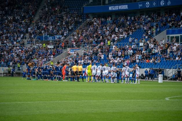03.08.2024, xhfmx, Fussball 2.Bundesliga, Karlsruher SC - 1.FC Nürnberg emspor, Einlauf der Teams (DFL DFB REGULATIONS PROHIBIT ANY USE OF PHOTOGRAPHS as IMAGE SEQUENCES and or QUASI-VIDEO) Karlsruhe