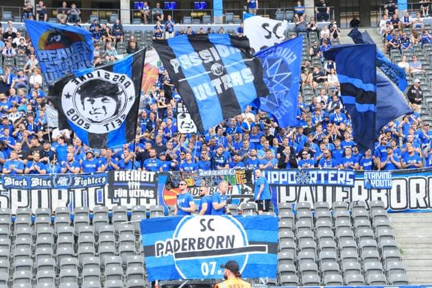DEU, DFL, 2. FBL, Hertha BSC vs. SC Paderborn 07, 03.08.2024, Berliner Olympiastadion, Berlin, DEU, DFL, 2. FBL, Hertha BSC vs. SC Paderborn 07, im Bild Paderborner-Fans DFL - regulations prohibit any use of Photographs as image sequences and or quasi-video Foto: Juergen Engler nordphoto GmbH