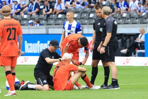 DEU, DFL, 2. FBL, Hertha BSC vs. SC Paderborn 07, 03.08.2024, Berliner Olympiastadion, Berlin, DEU, DFL, 2. FBL, Hertha BSC vs. SC Paderborn 07, im Bild Filip Bilbija (SC Paderborn 7), verletzt DFL - regulations prohibit any use of Photographs as image sequences and or quasi-video Foto: Juergen Engler nordphoto GmbH